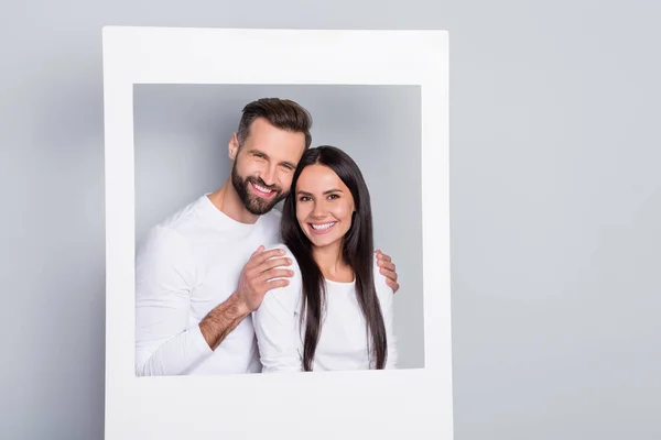 Porträt Von Attraktiven Entzückenden Fröhlichen Paar Umarmen Genießen Fotorahmen Isoliert — Stockfoto