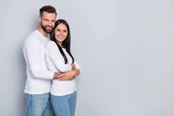 プロフィール写真のかわいいミレニアルカップル抱擁近くの広告着用白シャツ隔離されたグレー色の背景 — ストック写真