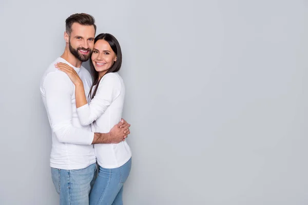 Retrato Atraente Bonito Alegre Casal Abraço Cópia Vazio Espaço Espaço — Fotografia de Stock