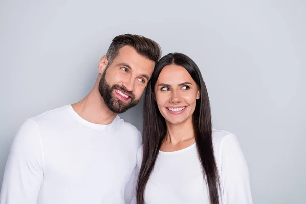 Foto Von Charmanten Dame Kerl Gekleidet Weißen Hemden Suchen Leeren — Stockfoto