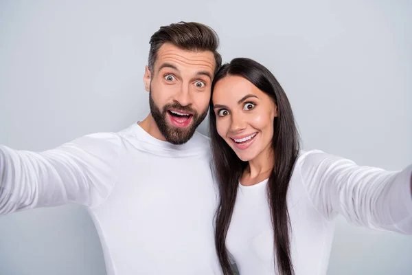 Photo Sweet Impressed Lady Guy Wear White Shirts Embracing Recording — Stock Photo, Image