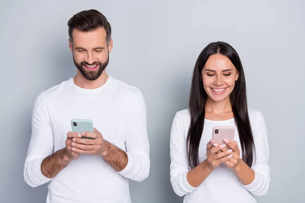 Foto Alegre Hermano Positivo Hermana Vestida Camisas Blancas Escribiendo Dispositivos —  Fotos de Stock