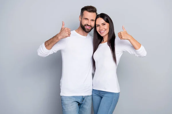 Foto Encantadora Hermana Linda Hermano Usar Camisas Blancas Sonriendo Mostrando —  Fotos de Stock