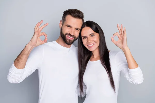 Portret Atrakcyjny Wesoły Para Przytulanie Pokazując Znak Reklama Zgadzam Się — Zdjęcie stockowe