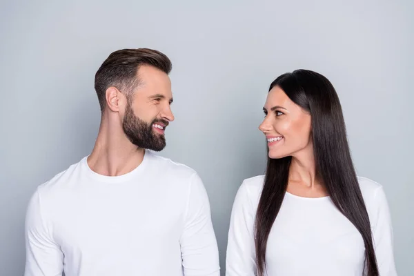 Foto Alegre Hermana Divertida Hermano Usar Camisas Blancas Sonriendo Mirando —  Fotos de Stock