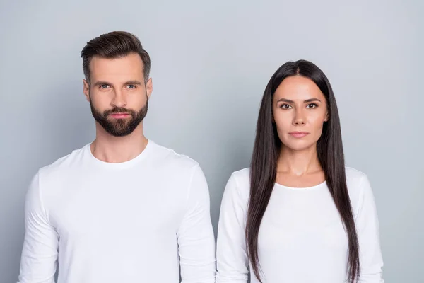 Foto Van Ernstige Zelfverzekerde Jonge Broer Zus Gekleed Witte Shirts — Stockfoto