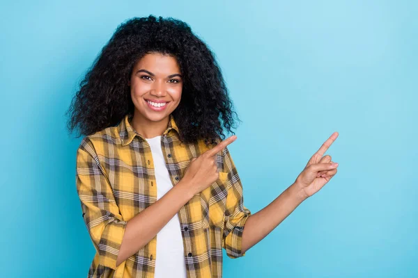 Foto Der Selbstbewussten Dame Zeigen Zeigefinger Leeren Raum Neuheit Tragen — Stockfoto