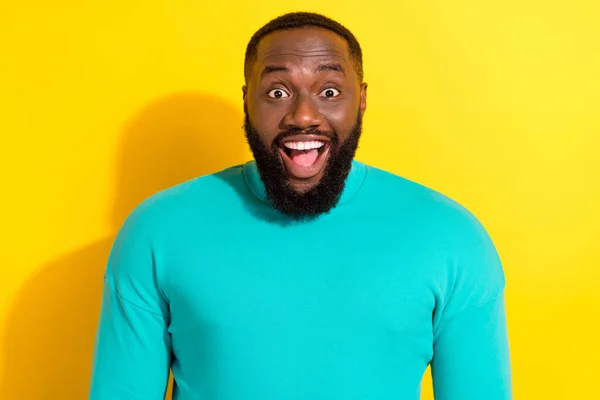 Photo of impressed cheerful man open mouth look camera cant believe isolated on yellow color background — Stockfoto