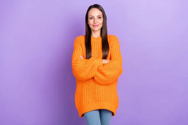 Photo of confident lady folded arms look camera wear oversize orange sweater isolated violet color background — Stock fotografie
