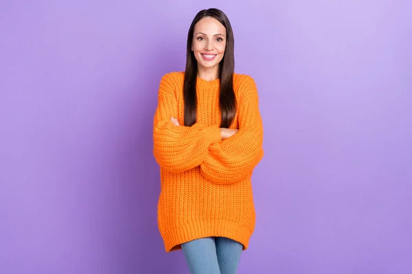 Foto de la señora segura cruzó las manos brillante sonrisa desgaste suéter naranja aislado color violeta fondo — Foto de Stock