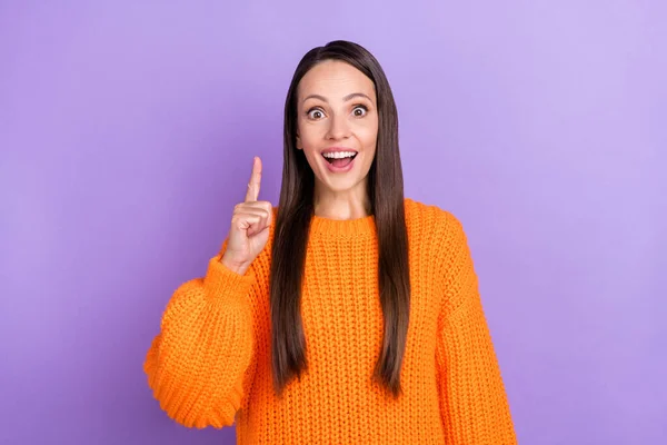 天才女士举起手指的照片有很好的主意穿橙色套头衫孤立的紫罗兰色背景 — 图库照片