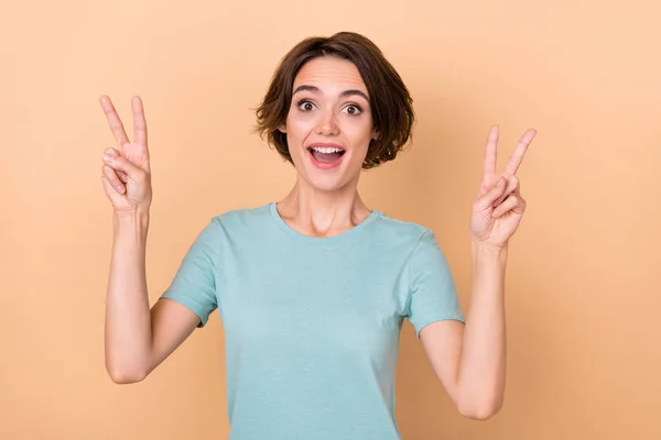 Foto Jovem Alegre Linda Menina Mostrar Dedos Paz Fresco Símbolo — Fotografia de Stock