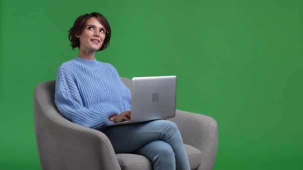 Дама сидить меблі використовувати нетбук мрія ізольований яскравий кольоровий фон — стокове відео