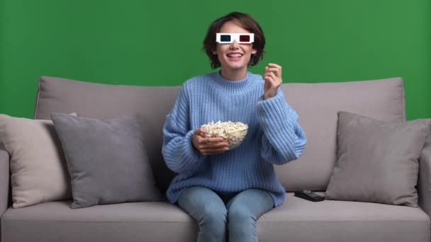Lady sit divan import tech見てシリーズ絶縁された輝き色の背景 — ストック動画
