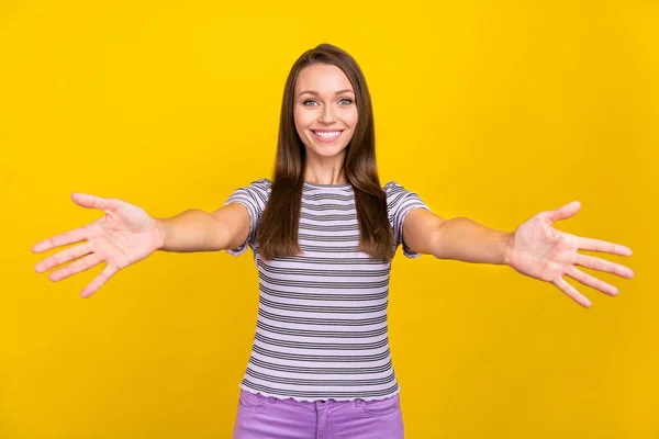 Foto Allegra Giovane Donna Gioiosa Positiva Mani Aperte Danno Benvenuto — Foto Stock