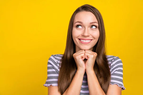 Foto Encantadora Mujer Joven Positiva Ensueño Mirar Cara Vacío Espacio — Foto de Stock