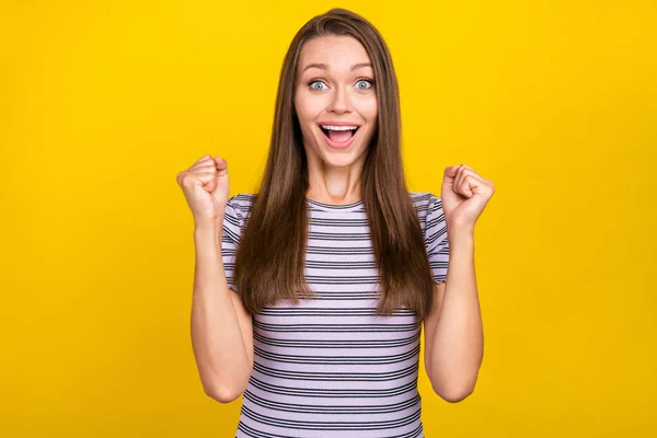 Foto Surpreendido Chocado Positivo Mulher Feliz Vencedor Comemorar Levantar Punhos — Fotografia de Stock