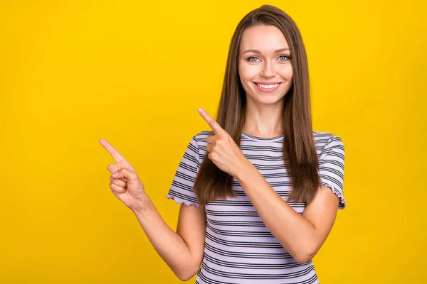 Foto Alegre Alegre Alegre Joven Punto Funger Espacio Vacío Noticias —  Fotos de Stock