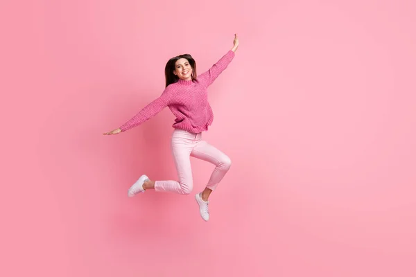 Foto Tamaño Completo Niña Morena Salto Usar Suéter Rosa Pantalones — Foto de Stock