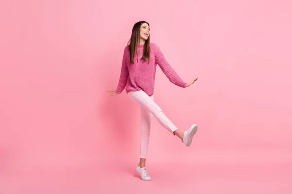 Foto Señora Joven Divertida Impresionada Usar Jersey Punto Caminando Sonriente — Foto de Stock