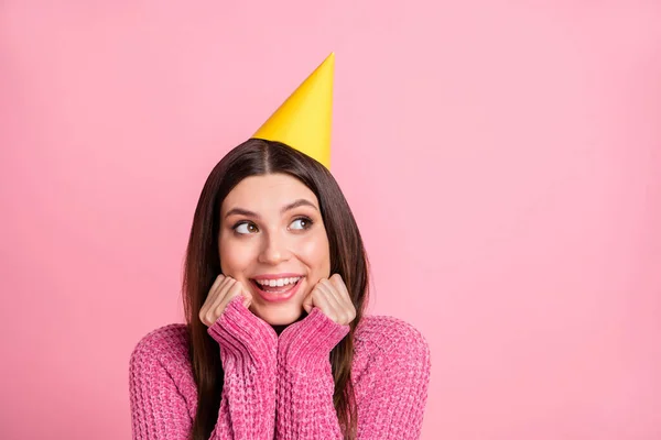 Foto Mulher Brilhante Sonhador Vestido Camisola Malha Aniversário Headwear Braços — Fotografia de Stock