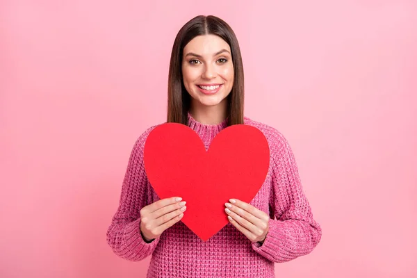 Retrato Morena Otimista Menina Segurar Coração Usar Camisola Rosa Isolado — Fotografia de Stock