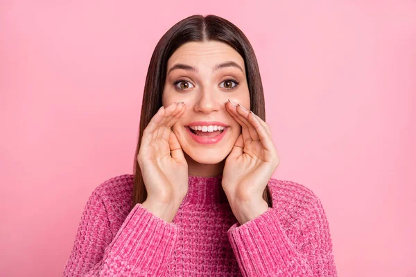 Retrato Chica Morena Optimista Manos Labios Usan Suéter Rosa Aislado —  Fotos de Stock