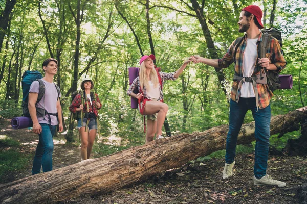 Foto Bästa Vän Par Glad Positiv Leende Vandring Skog Resa — Stockfoto