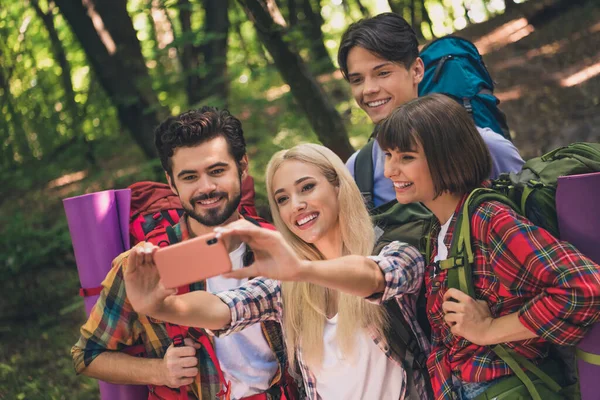 Foto Retrato Amigos Andando Madeira Verde Falando Selfie Juntos Acampar — Fotografia de Stock