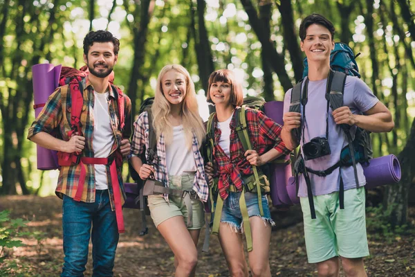 Retrato Atractivo Grupo Alegre Cuatro Personas Haciendo Senderismo Explorando Parque — Foto de Stock