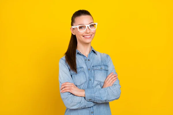 Photo portrait woman wearing glasses crossed hands smiling isolated vivid yellow color background — ストック写真