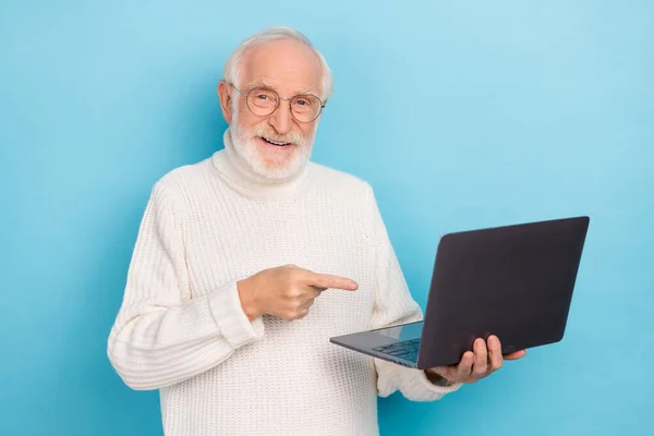 Retrato de atractivo alegre experto hombre de pelo gris utilizando el ordenador portátil de demostración aislado sobre fondo de color azul brillante — Foto de Stock