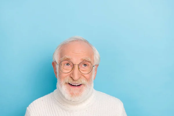 Retrato de atractivo alegre mente divertida gris de pelo hombre pensamiento copia espacio en blanco aislado sobre fondo de color azul brillante — Foto de Stock