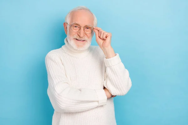 Foto de hombre de barba anciano agradable usar gafas cuello alto blanco aislado sobre fondo de color azul — Foto de Stock