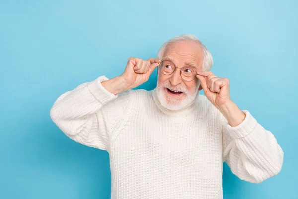 Photo of cool old beard man look promo wear eyewear white turtleneck isolated on blue color background — Stok fotoğraf