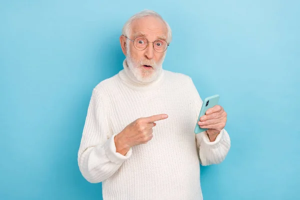 Photo of impressed aged beard man index telephone wear eyewear white turtleneck isolated on blue color background — Stok fotoğraf