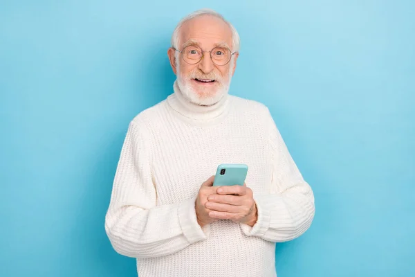 デバイスガジェットメディアスマートアプリを使用して魅力的なチーズ熟練した白髪の男の肖像画は、明るい青の色の背景に隔離 — ストック写真