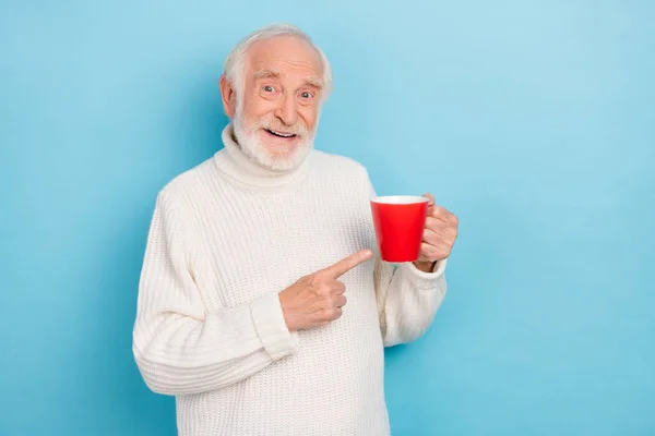 Foto de anciano fresco gris peinado hombre índice americano desgaste jersey blanco aislado sobre fondo de color azul —  Fotos de Stock
