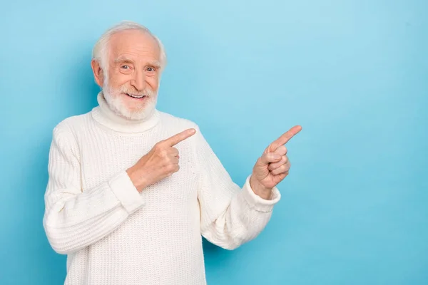 Photo of optimistic old grey hairdo man index promo wear white pullover isolated on blue color background — Φωτογραφία Αρχείου