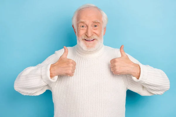 Portrait of attractive funny cheerful grey-haired man showing thumbup approve ad isolated over vivid blue color background — Φωτογραφία Αρχείου