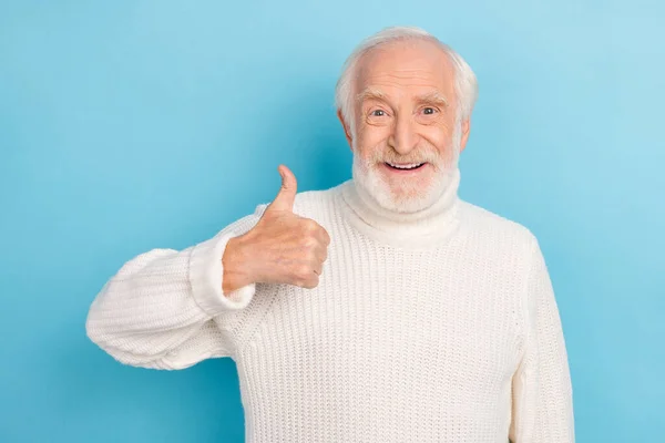 Фотографія оптимістичного старого сірого чоловіка з великим пальцем вгору білий светр ізольовано на синьому кольоровому фоні — стокове фото