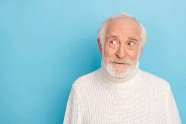 Фотографія мислення старого сірого чоловіка, який виглядає порожнім простором, носить білий светр ізольовано на синьому кольорі — стокове фото