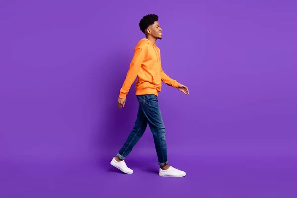 Plná délka tělo velikost profilu boční pohled na atraktivní veselý chlap procházky izolované přes světlé fialové barvy pozadí — Stock fotografie