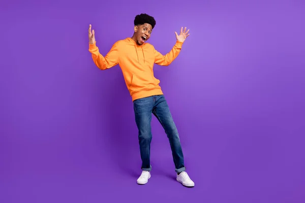Full size foto di giovane afro uomo felice sorriso positivo eccitato spettacolo mani grande dimensione misura isolato su sfondo di colore viola — Foto Stock