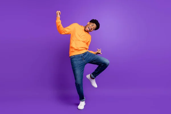 Foto de comprimento total de jovem morena pele escura homem dança bom humor espantado animado isolado no fundo cor violeta — Fotografia de Stock