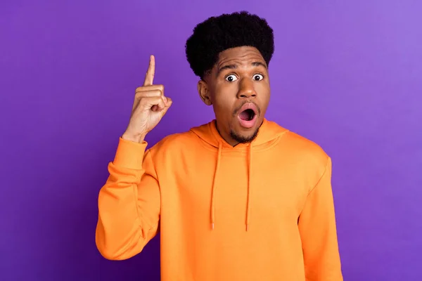 Photo of positive young genius dark skin man point finger up solution shocked isolated on purple color background — Fotografia de Stock