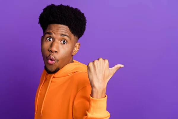 Photo of young shocked afro american man amazed point finger empty space sale isolated on purple color background — Stockfoto