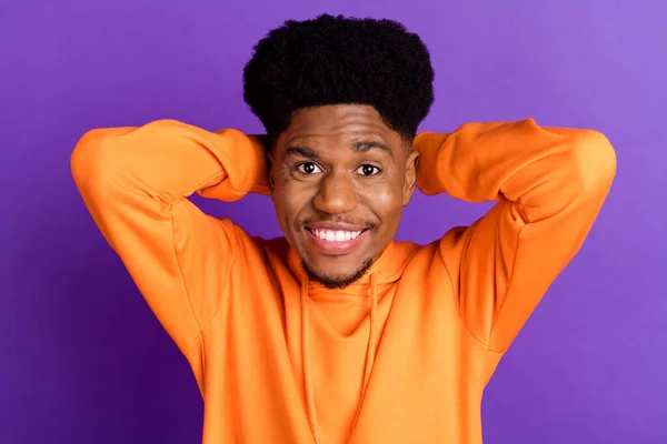 Boven hoge hoek uitzicht foto van afro-Amerikaanse jonge man ontspannen handen achter hoofd geïsoleerd op violette kleur achtergrond — Stockfoto