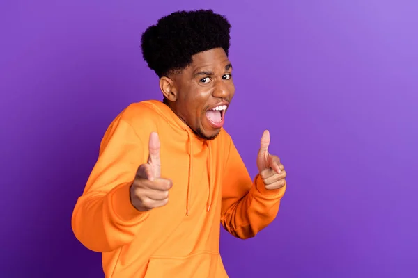 Foto de pele escura feliz funky jovem apontar dedos que você escolher fresco animado isolado no fundo de cor roxa — Fotografia de Stock