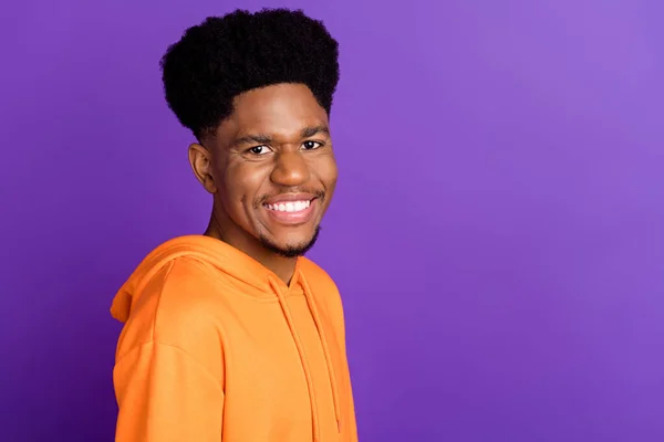 Fotografie veselý mladý afro Američan muž úsměv prázdný prostor dobrá nálada tvář izolované na fialové barvy pozadí — Stock fotografie